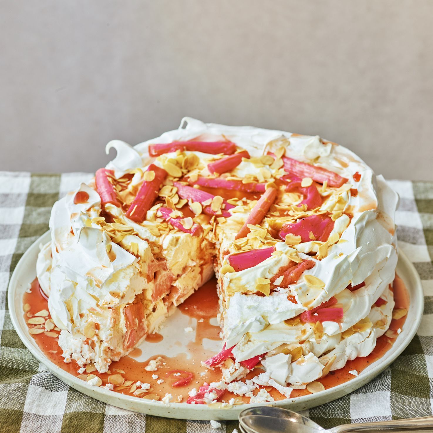 Rhubarb pavlova