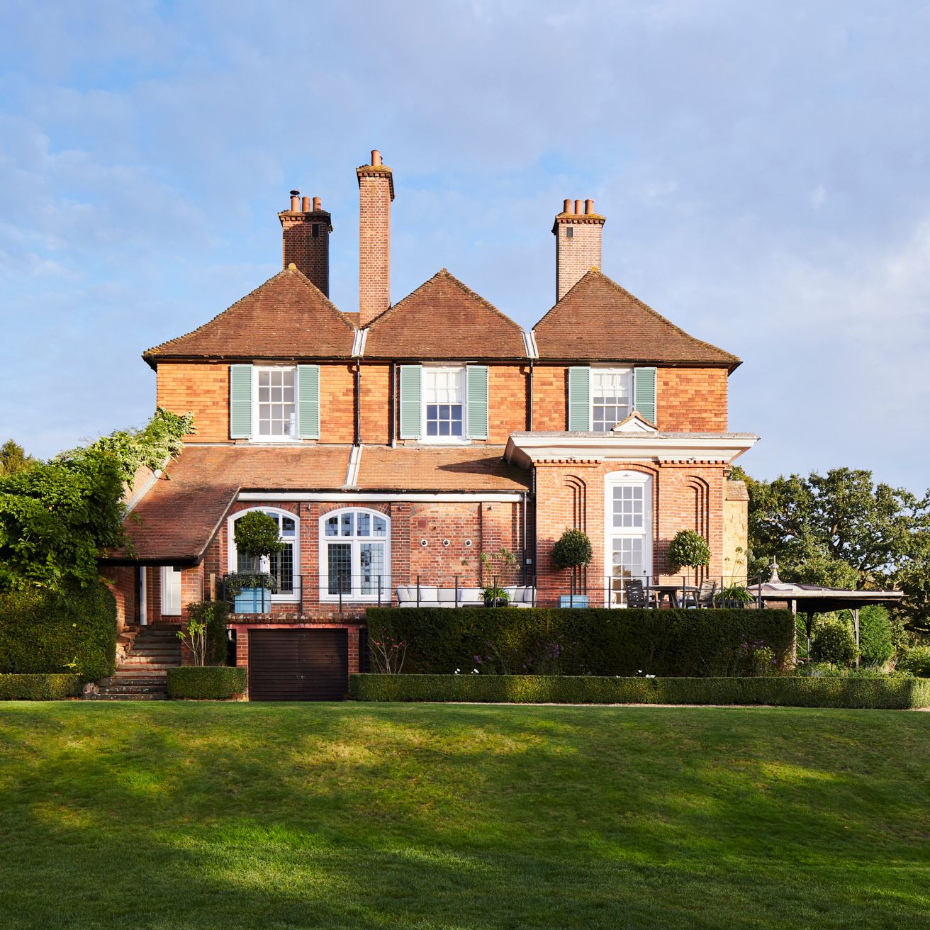 A light, bright Arts and Crafts house rejuvenated by Todhunter Earle